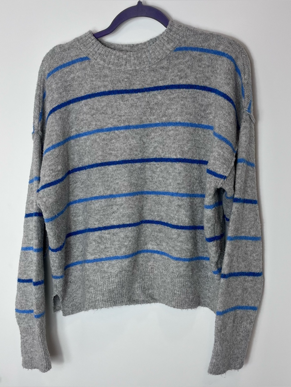 American Eagle‎ AE Whoa So Soft Classic Crew Neck Sweater Cozy Grey Blue Stripe